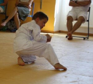 Foto: Junge auf dem Boden in Schutzhaltung